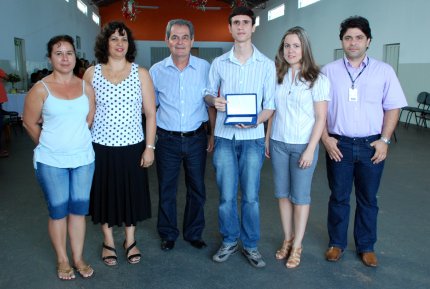 Aluno da Fipp é homenageado pela Apae de Regente Feijó